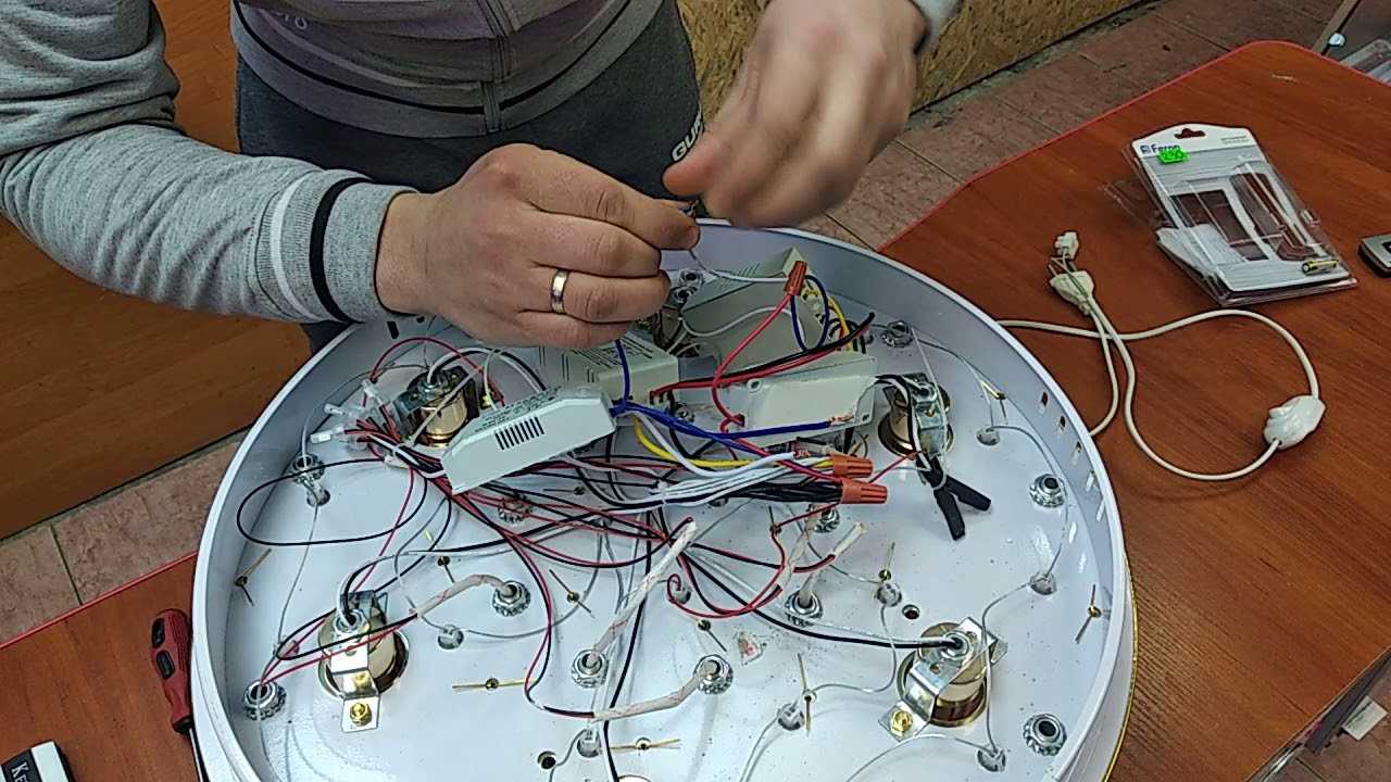 Какую выбрать хромированную люстру для спальни