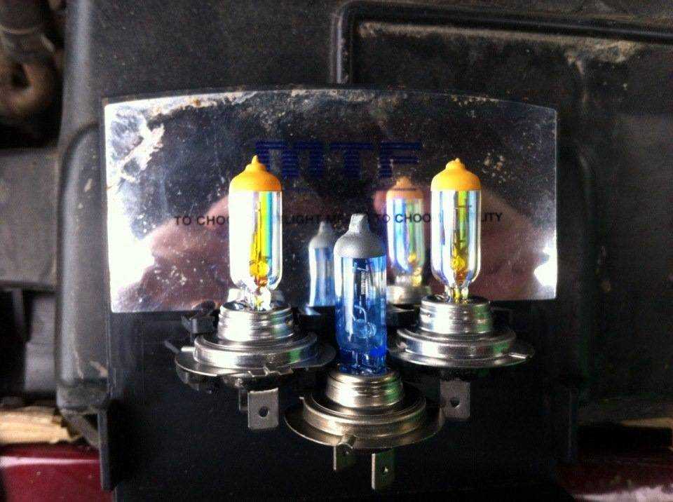 Как поменять лампу ближнего света на kia spectra