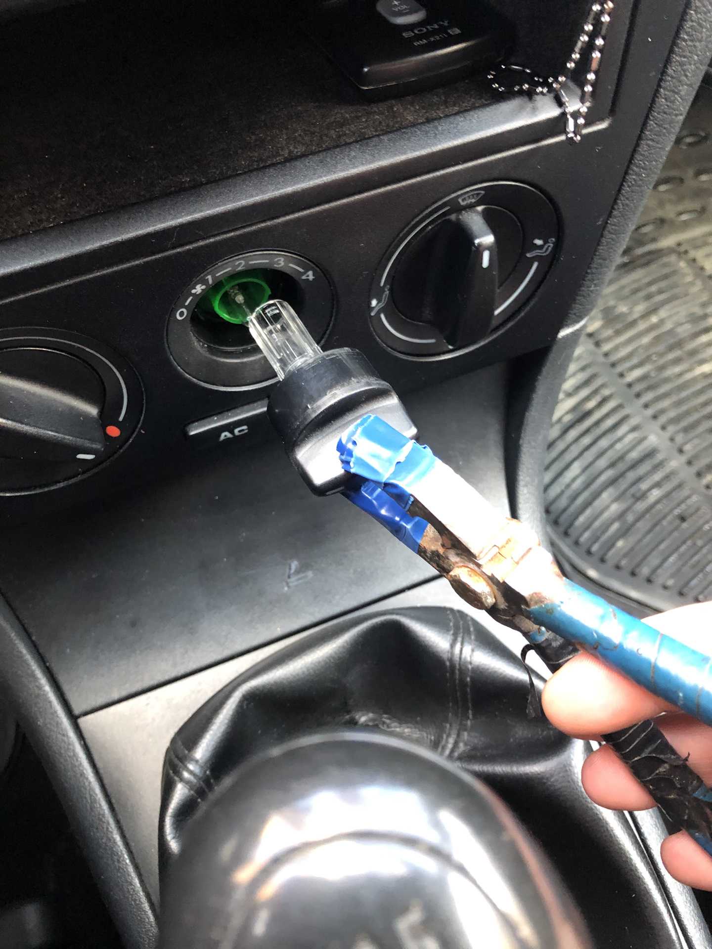 Замена лампочки освещения салона приора