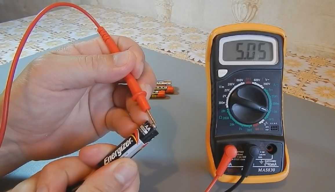 Не сложно проверить батарейку мультиметром, если знать как это сделать