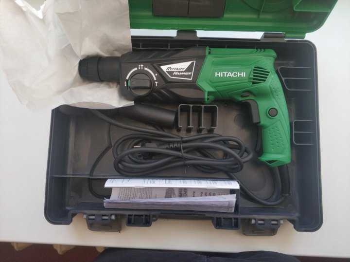 Перфоратор Hitachi DH24PH Мощность электродвигателя составляет 730 ватт и обеспечивает вращение вала со скоростью 1050 оборотов в минуту Плюсы и минусы