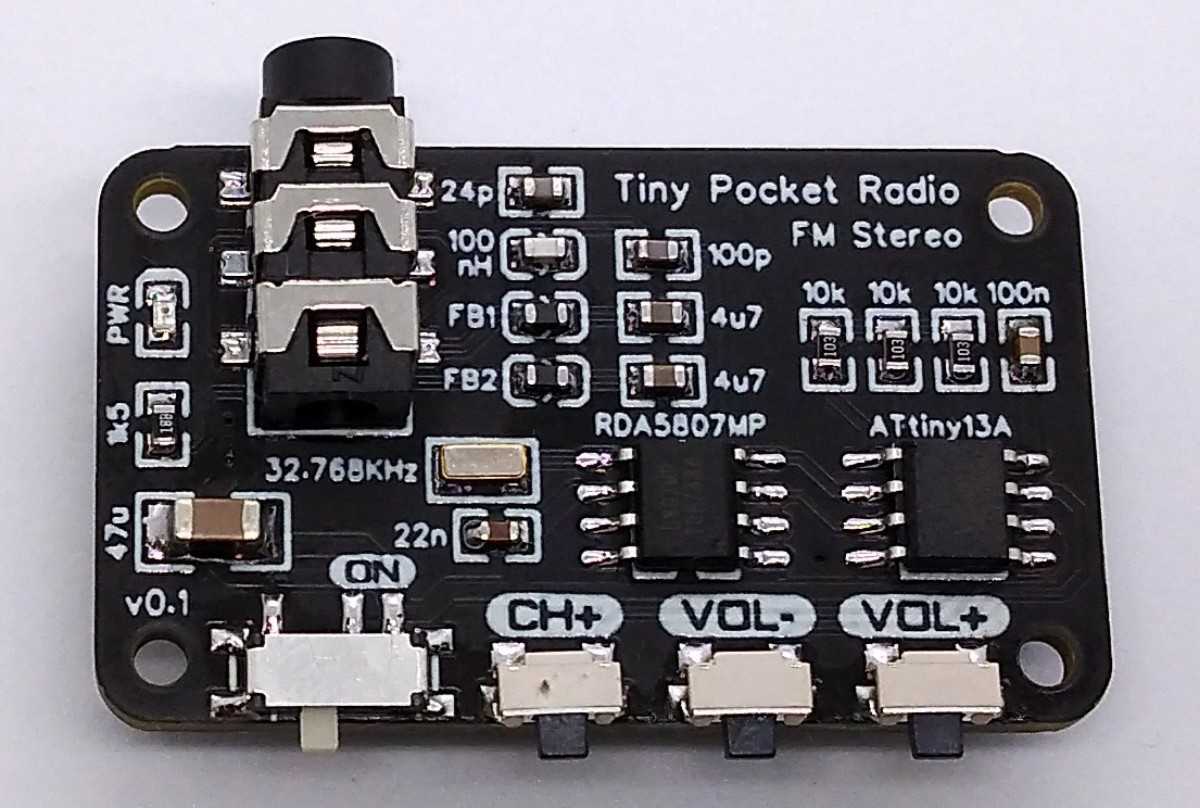Это простое стерео FM-радио построено на базе микроконтроллера ATtiny13A и микросхемы RDA5807MP Радио питается от батарейки типа «таблетка» CR2032 и